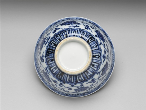 青花纏枝花卉紋碗