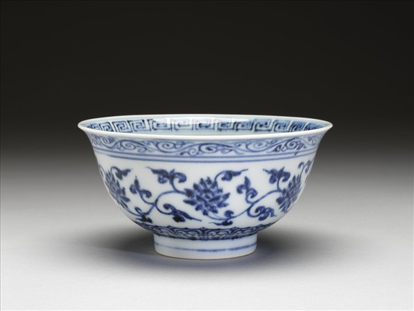 青花纏枝花卉紋碗