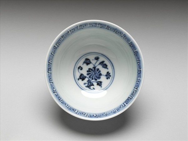 青花纏枝花卉紋碗
