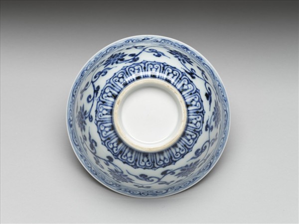 青花纏枝花卉紋碗