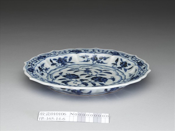 青花花果紋菱花式盤