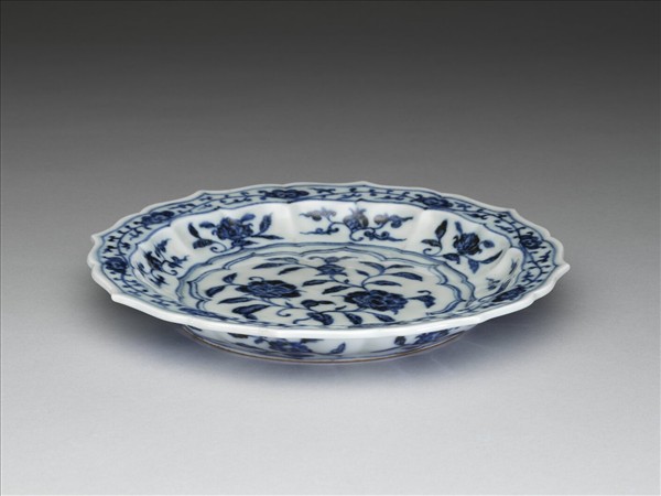 青花花果紋菱花式盤