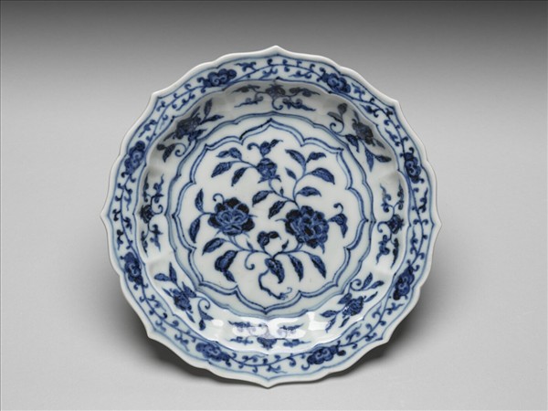青花花果紋菱花式盤