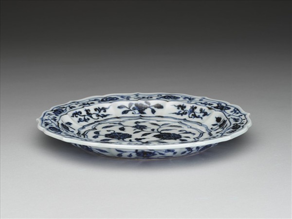 青花花果紋菱花式盤