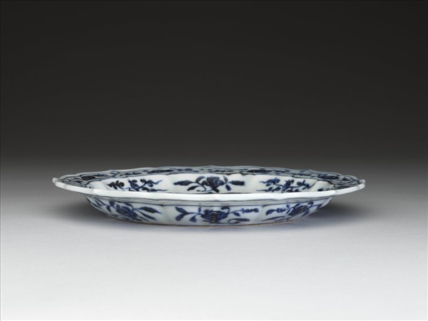 青花花果紋菱花式盤