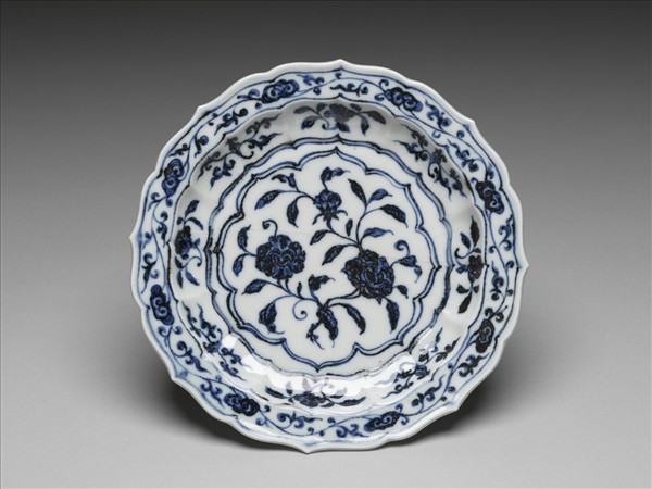 青花花果紋菱花式盤