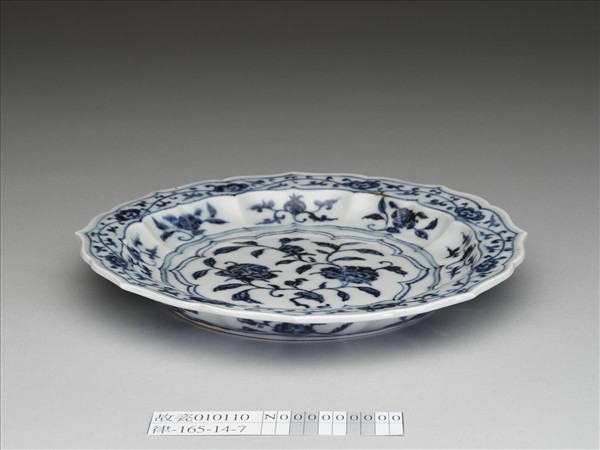 青花花果紋菱花式盤