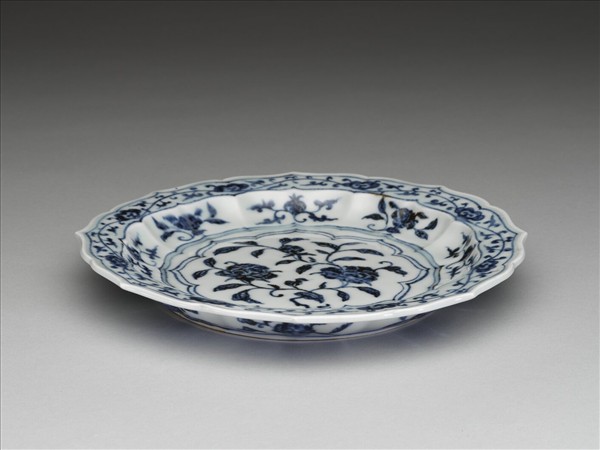 青花花果紋菱花式盤