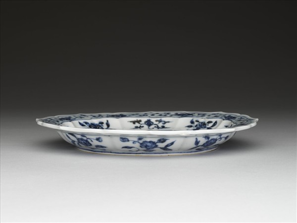 青花花果紋菱花式盤