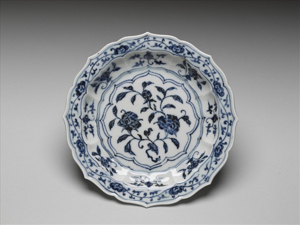 青花花果紋菱花式盤