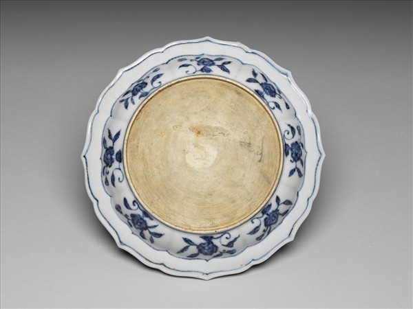 青花花果紋菱花式盤