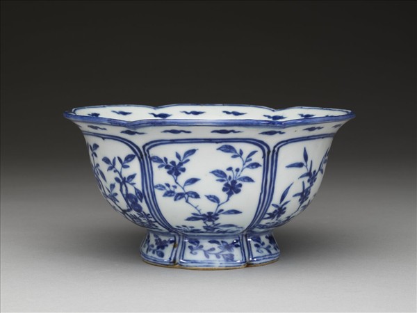青花花卉紋花式碗