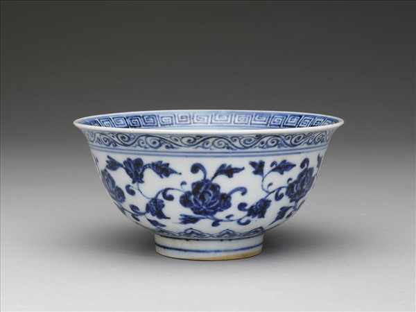 青花纏枝花卉紋碗