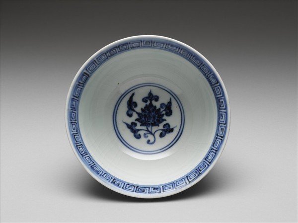 青花纏枝花卉紋碗