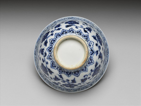 青花纏枝花卉紋碗