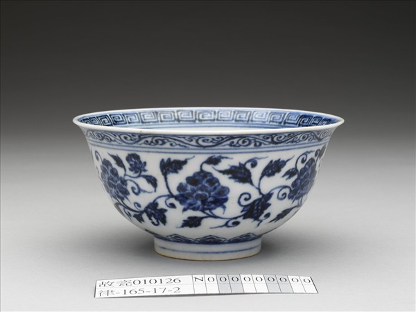 青花纏枝花卉紋碗