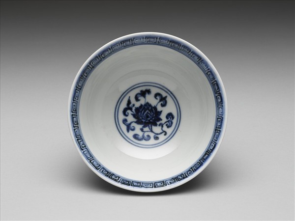 青花纏枝花卉紋碗