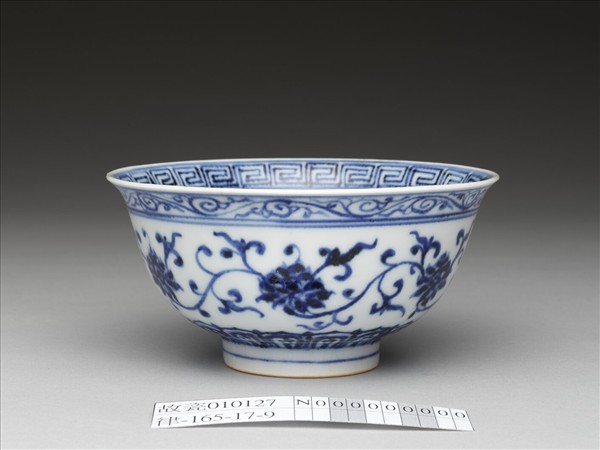 青花纏枝花卉紋碗