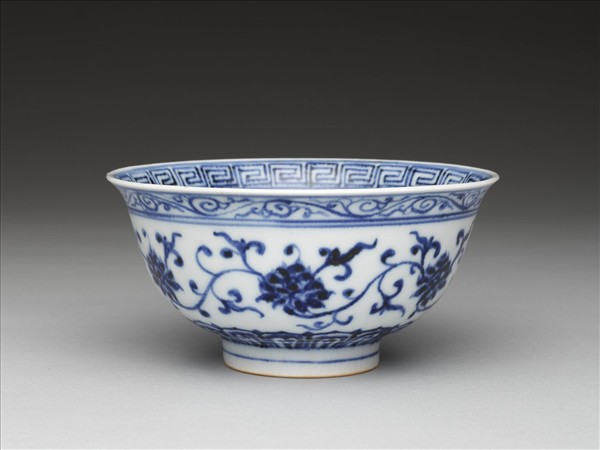 青花纏枝花卉紋碗