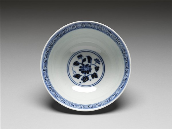 青花纏枝花卉紋碗