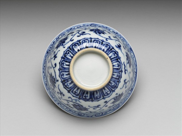 青花纏枝花卉紋碗