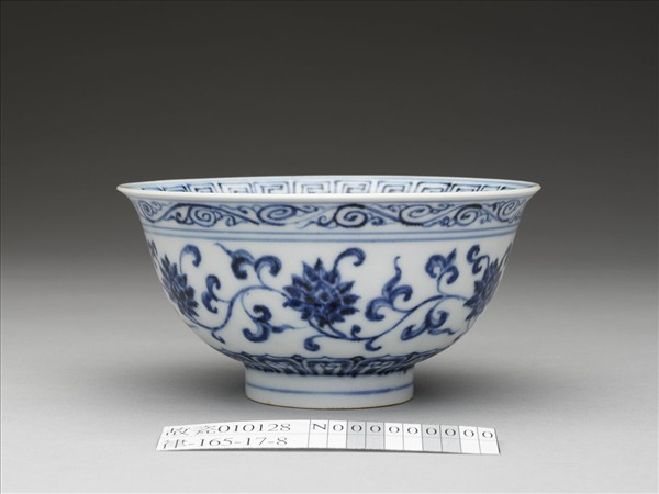 青花纏枝花卉紋碗