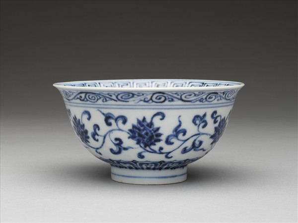 青花纏枝花卉紋碗