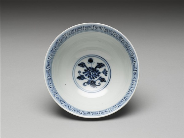 青花纏枝花卉紋碗