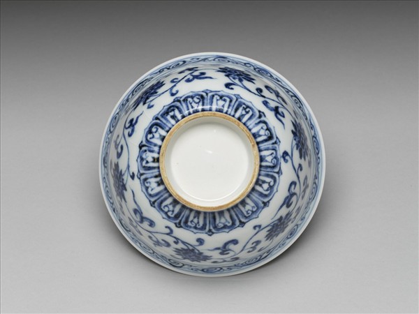 青花纏枝花卉紋碗