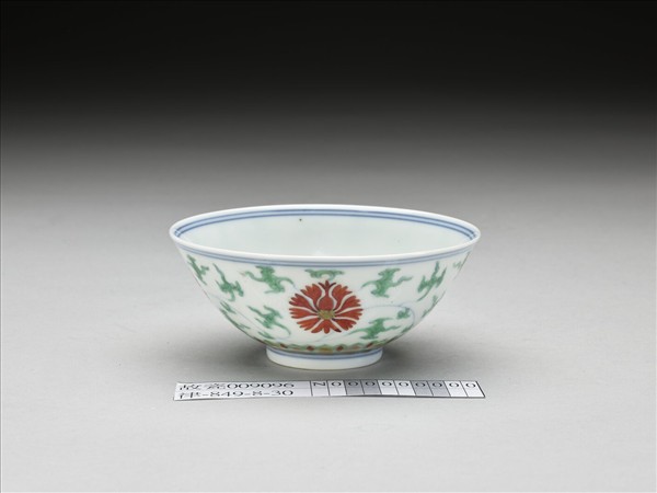 鬥彩纏枝番蓮紋碗