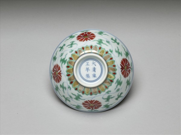 鬥彩纏枝番蓮紋碗