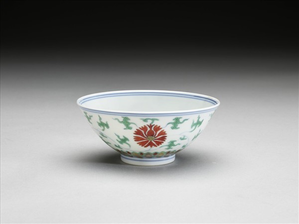 鬥彩纏枝番蓮紋碗