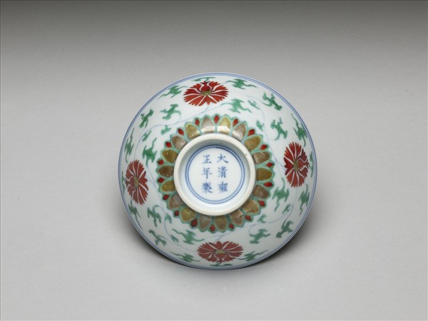 鬥彩纏枝番蓮紋碗