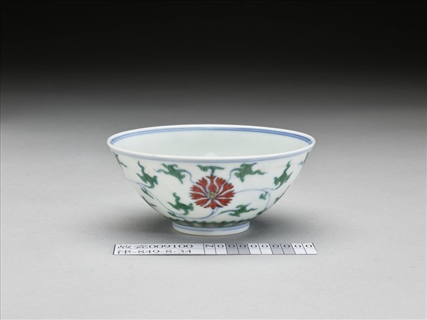 鬥彩纏枝番蓮紋碗