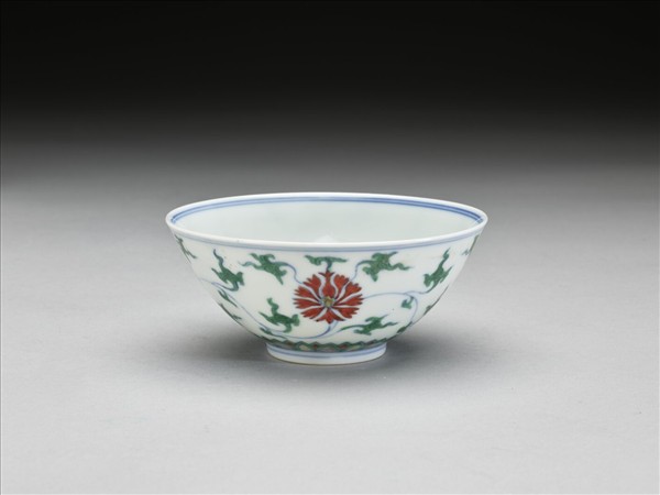 鬥彩纏枝番蓮紋碗