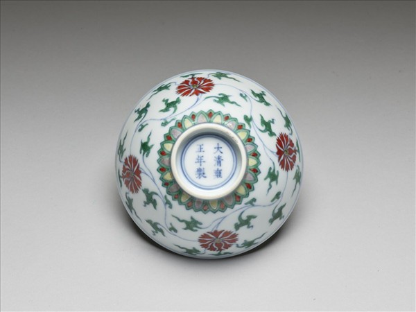 鬥彩纏枝番蓮紋碗