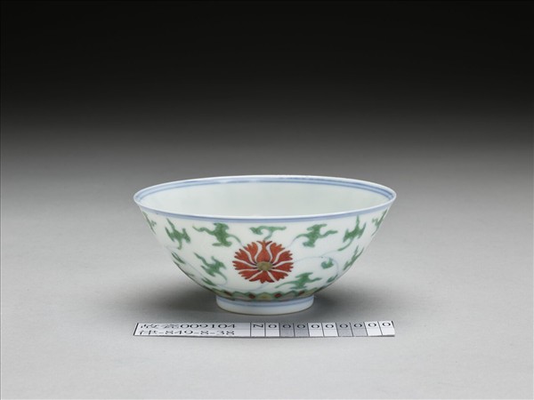 鬥彩纏枝番蓮紋碗