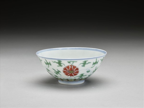 鬥彩纏枝番蓮紋碗