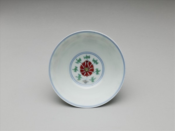 鬥彩纏枝番蓮紋碗