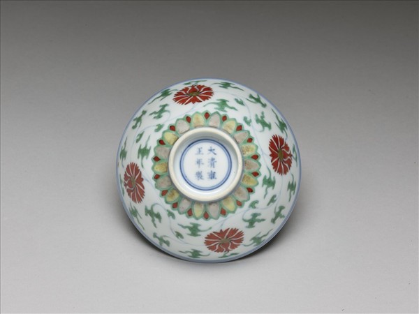 鬥彩纏枝番蓮紋碗