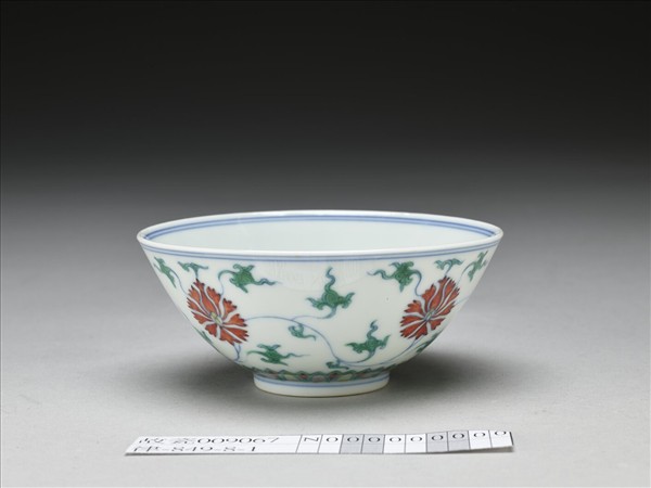 鬥彩纏枝番蓮紋碗
