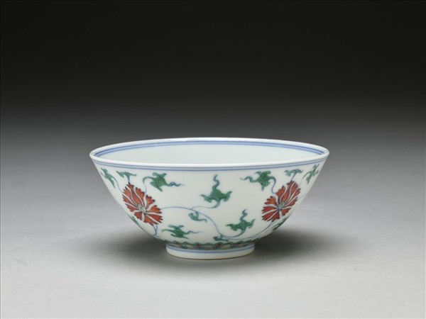 鬥彩纏枝番蓮紋碗