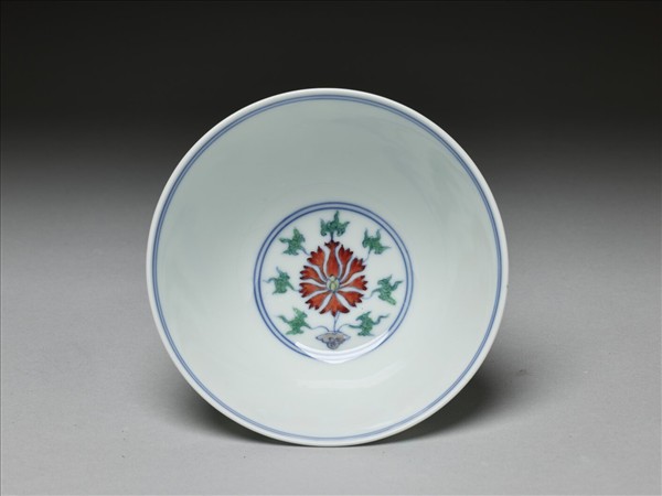 鬥彩纏枝番蓮紋碗