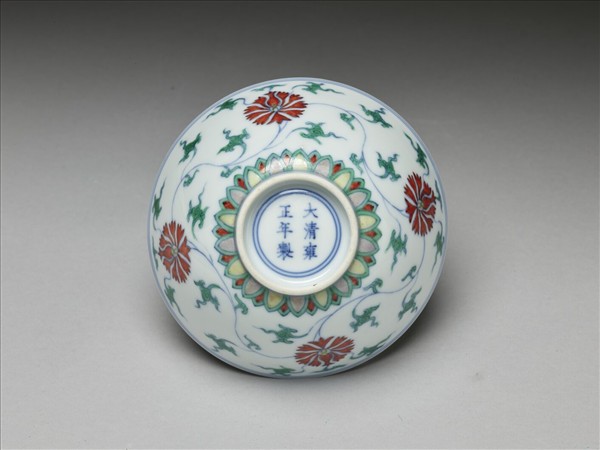 鬥彩纏枝番蓮紋碗