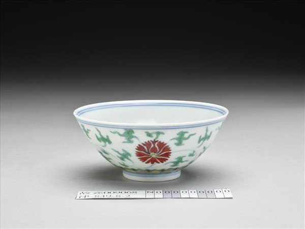 鬥彩纏枝番蓮紋碗