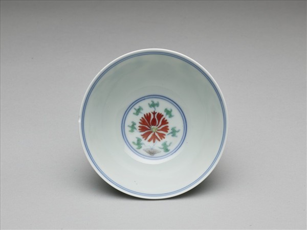 鬥彩纏枝番蓮紋碗