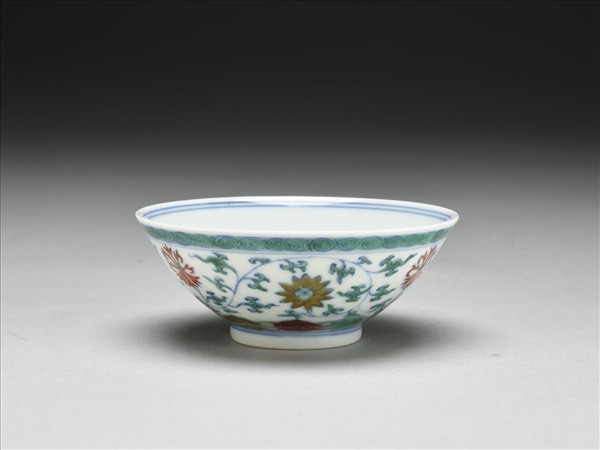 鬥彩纏枝番蓮紋碗