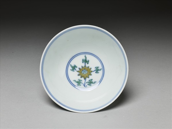 鬥彩纏枝番蓮紋碗