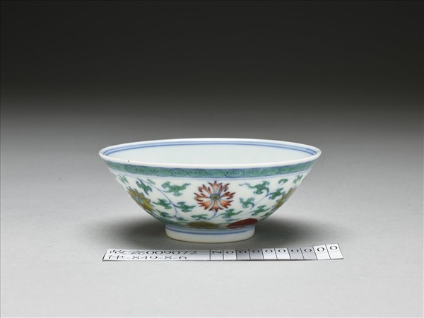 鬥彩纏枝番蓮紋碗