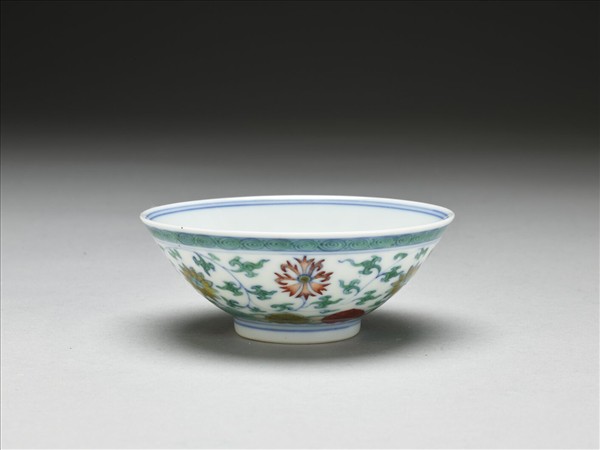 鬥彩纏枝番蓮紋碗